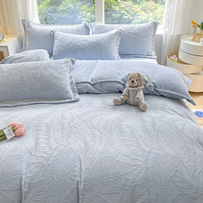 91家纺网 家纺一手货源 找家纺 艾唯希家纺 2025新款全消光雕花绒织带款四件套牛奶绒-雕花织带系列 花之蔓-蓝