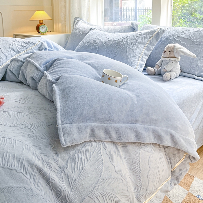 91家纺网 家纺一手货源 找家纺 艾唯希家纺 2025新款全消光雕花绒织带款四件套牛奶绒-雕花织带系列 花之蔓-蓝