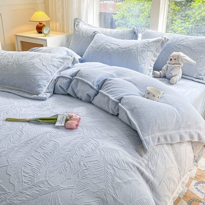 91家纺网 家纺一手货源 找家纺 艾唯希家纺 2025新款全消光雕花绒织带款四件套牛奶绒-雕花织带系列 花之蔓-蓝