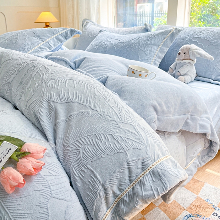 91家纺网 家纺一手货源 找家纺 艾唯希家纺 2025新款全消光雕花绒织带款四件套牛奶绒-雕花织带系列 花之蔓-蓝