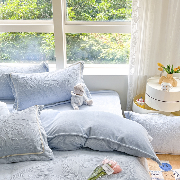 91家纺网 家纺一手货源 找家纺 艾唯希家纺 2025新款全消光雕花绒织带款四件套牛奶绒-雕花织带系列 花之蔓-蓝