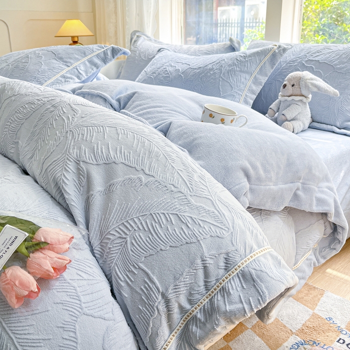 91家纺网 家纺一手货源 找家纺 艾唯希家纺 2025新款全消光雕花绒织带款四件套牛奶绒-雕花织带系列 花之蔓-蓝