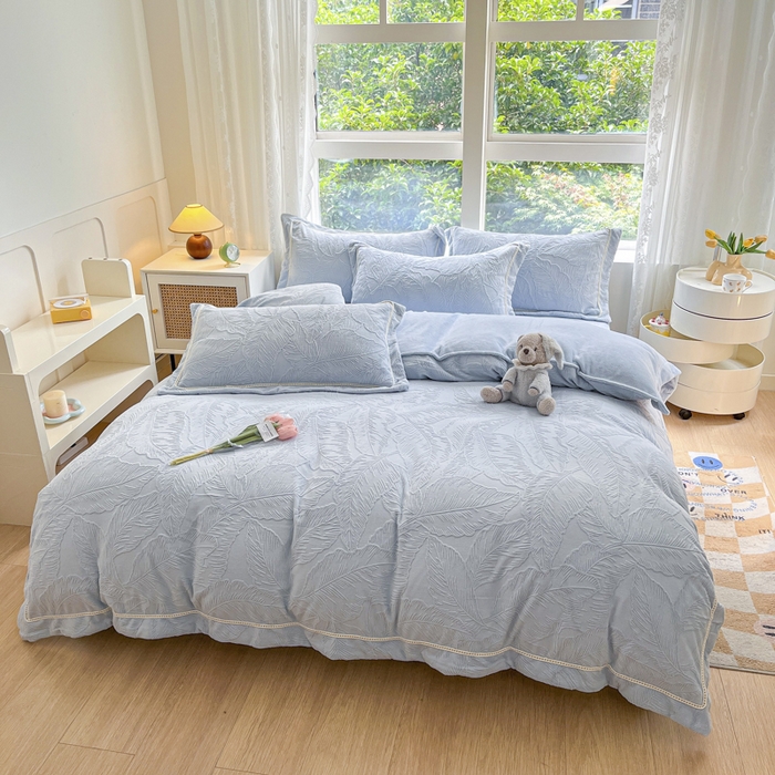 91家纺网 家纺一手货源 找家纺 艾唯希家纺 2025新款全消光雕花绒织带款四件套牛奶绒-雕花织带系列 花之蔓-蓝