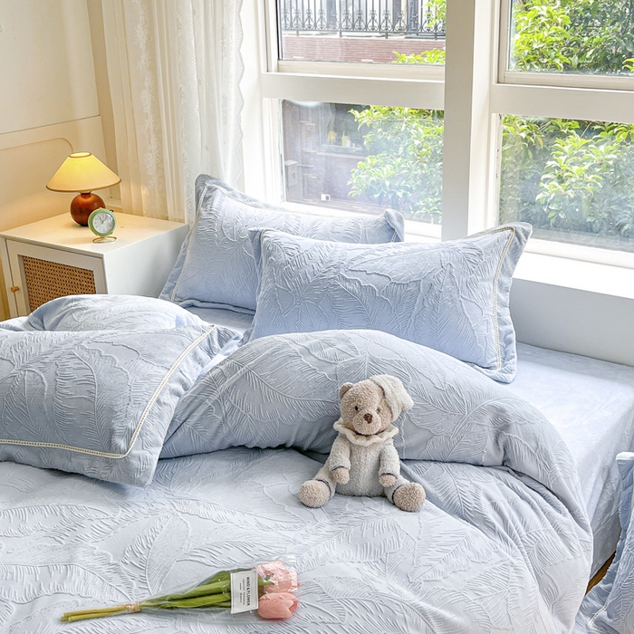 91家纺网 家纺一手货源 找家纺 艾唯希家纺 2025新款全消光雕花绒织带款四件套牛奶绒-雕花织带系列 花之蔓-蓝