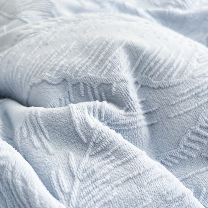 91家纺网 家纺一手货源 找家纺 艾唯希家纺 2025新款全消光雕花绒织带款四件套牛奶绒-雕花织带系列 花之蔓-蓝