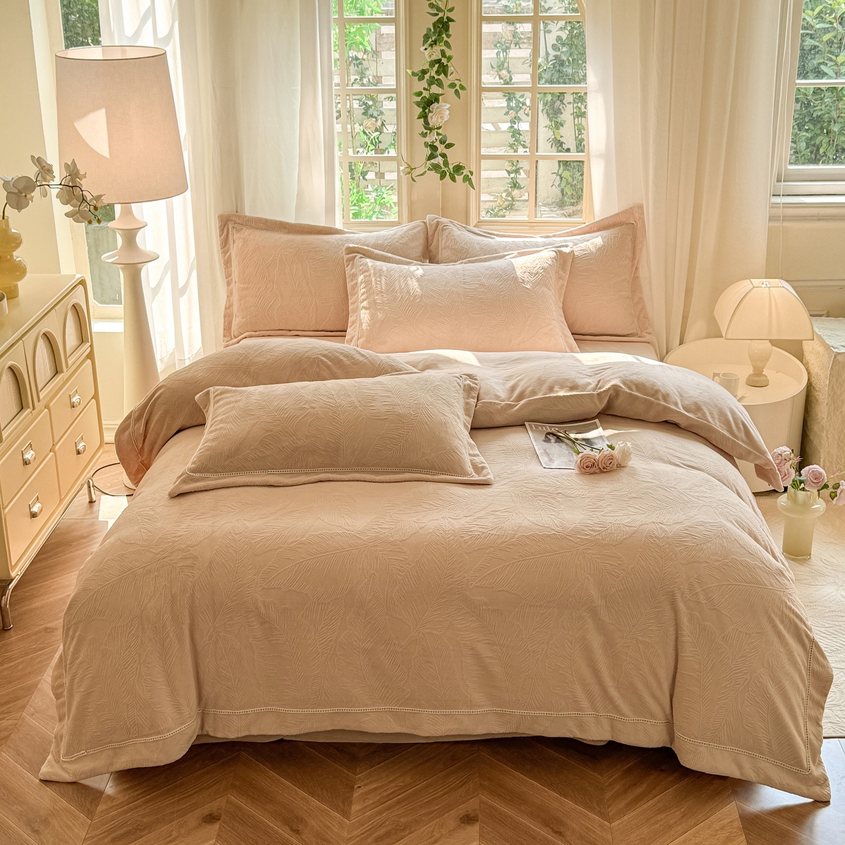 91家纺网 家纺一手货源 找家纺 艾唯希家纺 2025新款全消光雕花绒织带款四件套牛奶绒-雕花织带系列 花之蔓-驼