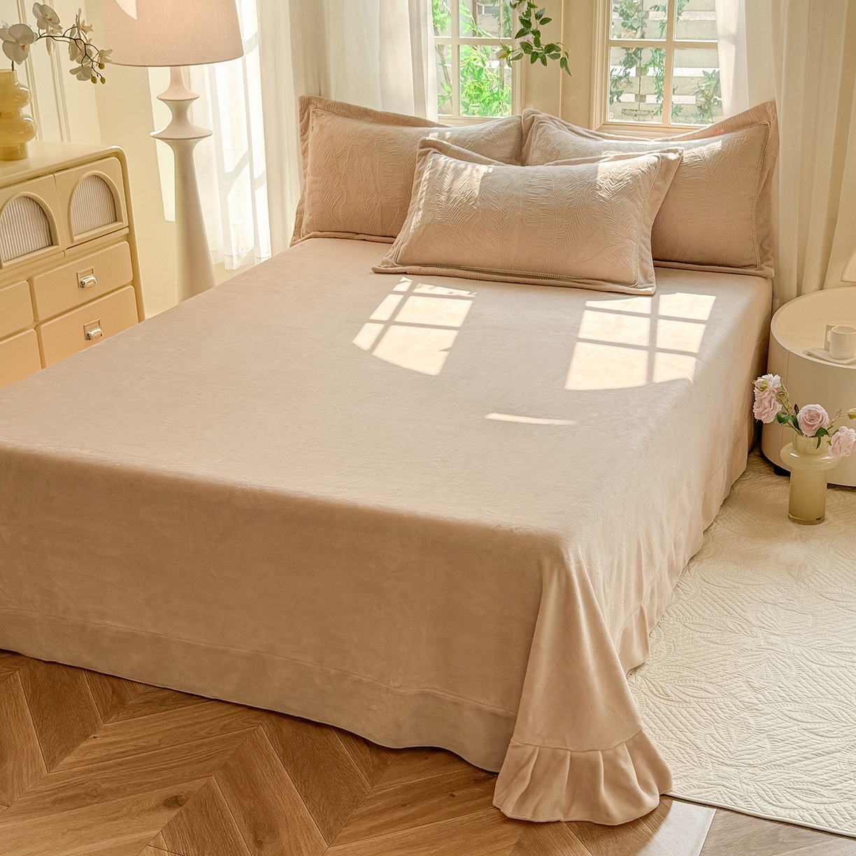 91家纺网 家纺一手货源 找家纺 艾唯希家纺 2025新款全消光雕花绒织带款四件套牛奶绒-雕花织带系列 花之蔓-驼