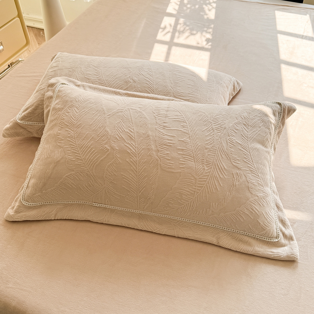 91家纺网 家纺一手货源 找家纺 艾唯希家纺 2025新款全消光雕花绒织带款四件套牛奶绒-雕花织带系列 花之蔓-驼