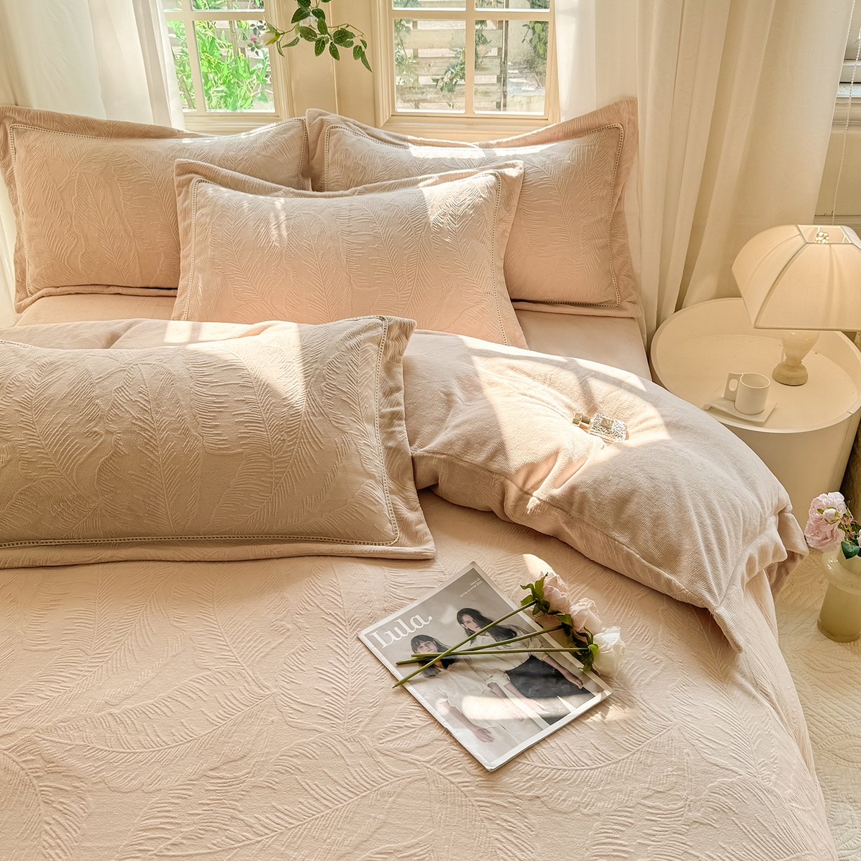 91家纺网 家纺一手货源 找家纺 艾唯希家纺 2025新款全消光雕花绒织带款四件套牛奶绒-雕花织带系列 花之蔓-驼