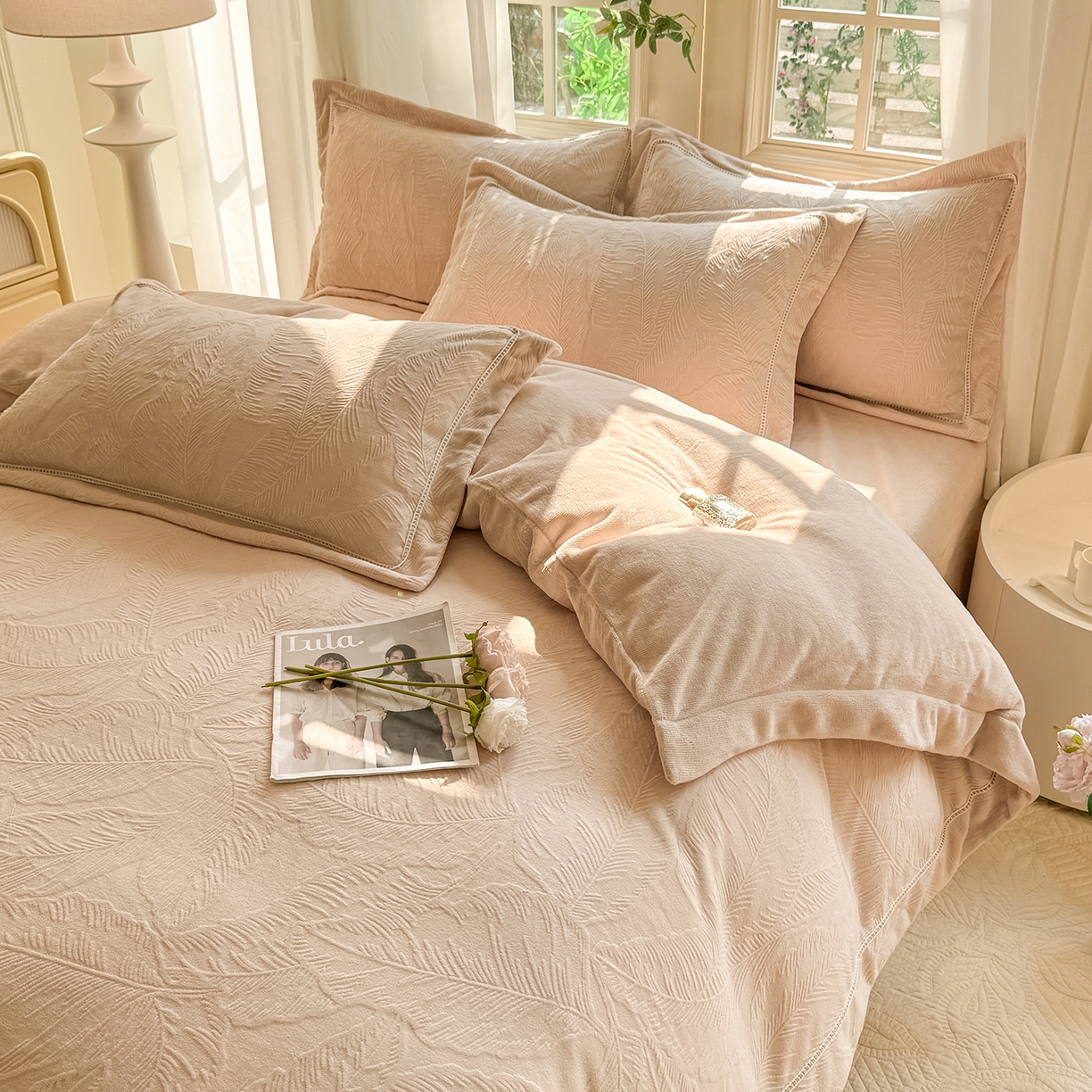 91家纺网 家纺一手货源 找家纺 艾唯希家纺 2025新款全消光雕花绒织带款四件套牛奶绒-雕花织带系列 花之蔓-驼