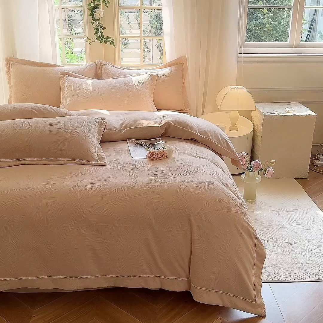 91家纺网 家纺一手货源 找家纺 艾唯希家纺 2025新款全消光雕花绒织带款四件套牛奶绒-雕花织带系列 花之蔓-驼