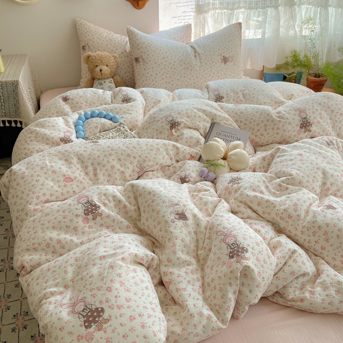 91家纺网 家纺一手货源 找家纺 铺尚美家纺 2025新款亲肤舒适A类云感双层纱印花小清新四件套（提供买家秀） 芭比兔