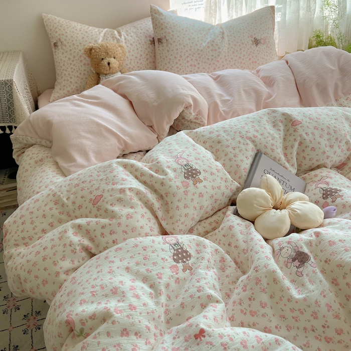 91家纺网 家纺一手货源 找家纺 铺尚美家纺 2025新款亲肤舒适A类云感双层纱印花小清新四件套（提供买家秀） 芭比兔