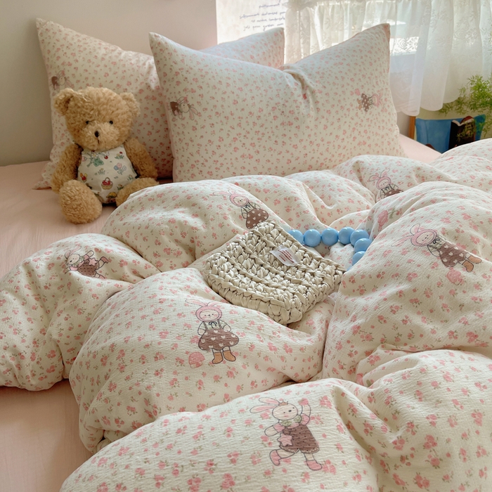 91家纺网 家纺一手货源 找家纺 铺尚美家纺 2025新款亲肤舒适A类云感双层纱印花小清新四件套（提供买家秀） 芭比兔