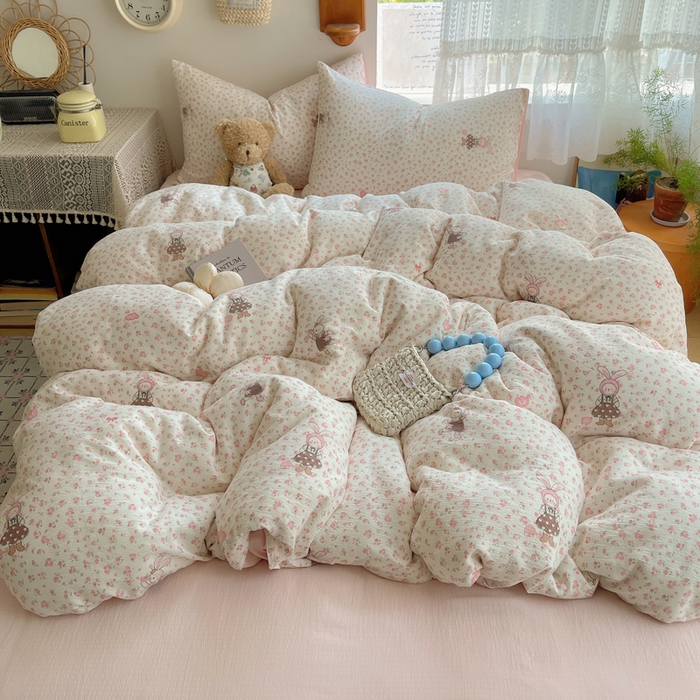 91家纺网 家纺一手货源 找家纺 铺尚美家纺 2025新款亲肤舒适A类云感双层纱印花小清新四件套（提供买家秀） 芭比兔