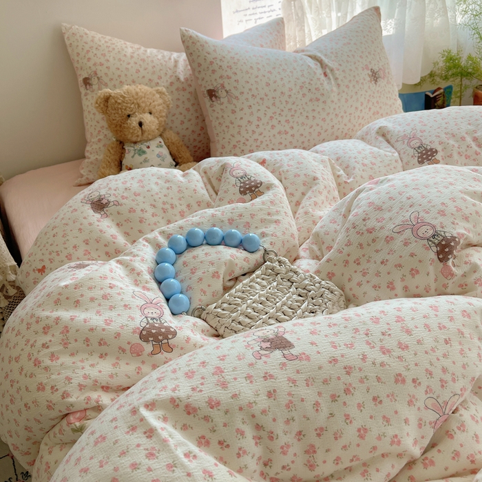 91家纺网 家纺一手货源 找家纺 铺尚美家纺 2025新款亲肤舒适A类云感双层纱印花小清新四件套（提供买家秀） 芭比兔