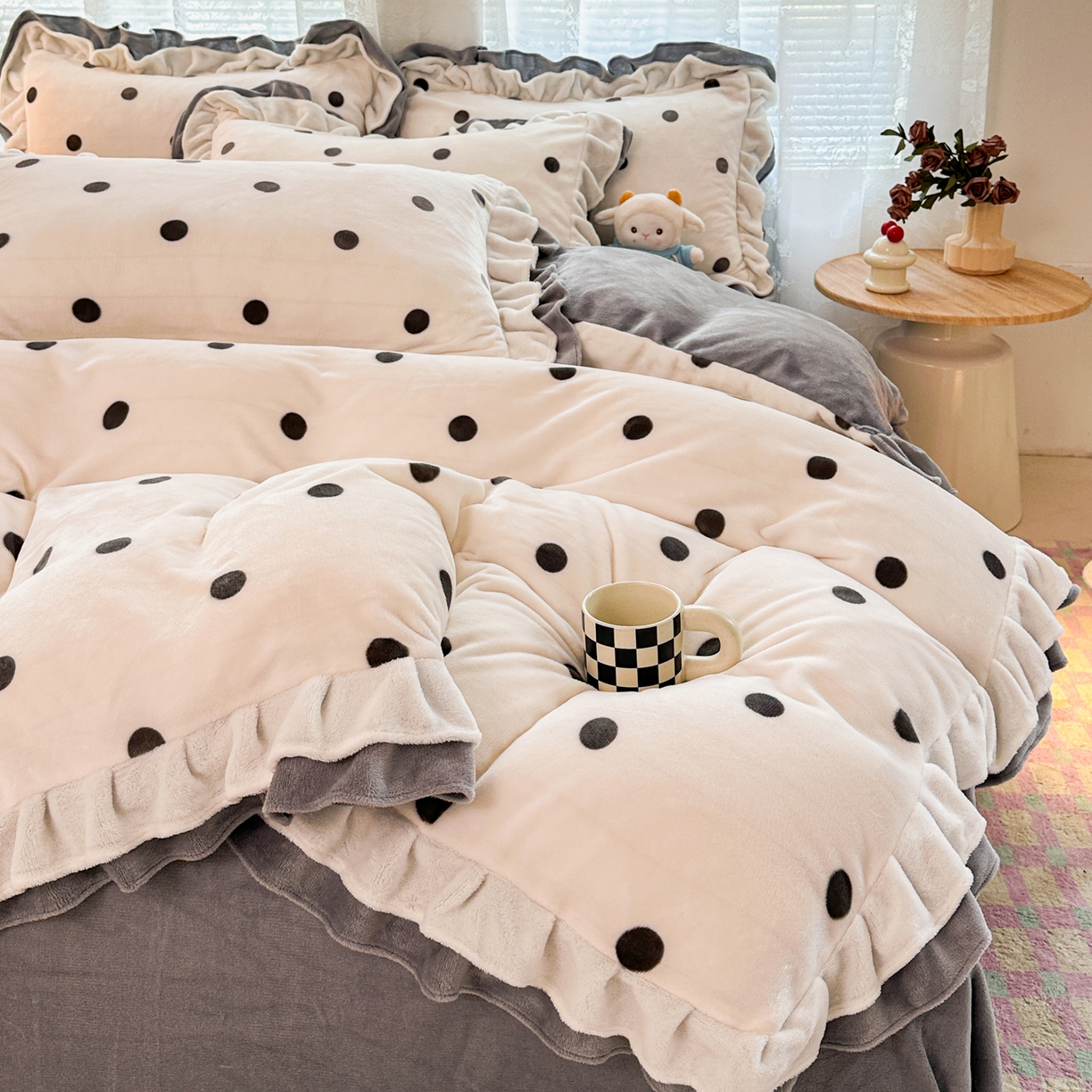 91家纺网 家纺一手货源 找家纺 安哆啦家纺 2025新款小清新双层花边款高克重牛奶绒四件套 波点