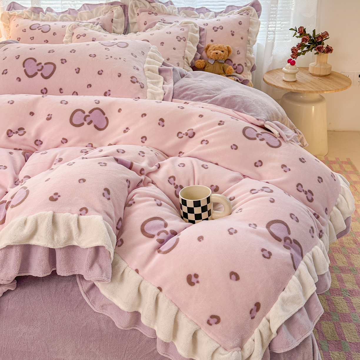 安哆啦家纺 2025新款小清新双层花边款高克重牛奶绒四件套 粉粉豹