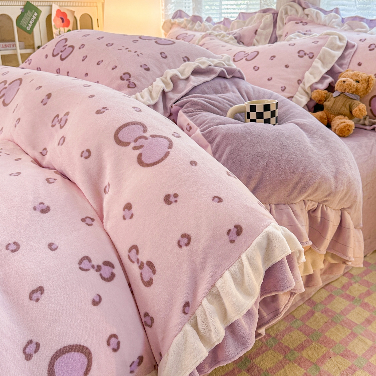 91家纺网 家纺一手货源 找家纺 安哆啦家纺 2025新款小清新双层花边款高克重牛奶绒四件套 粉粉豹