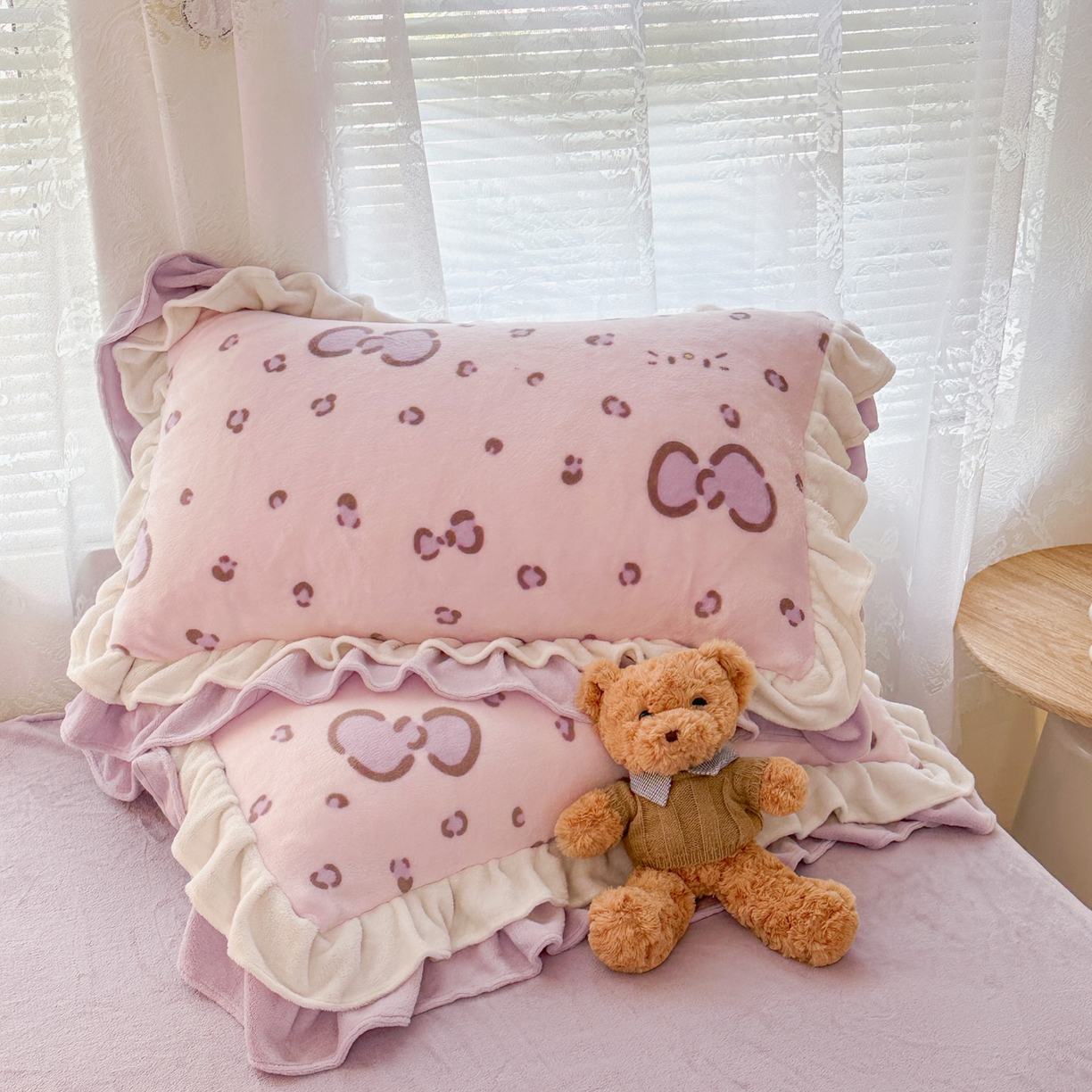 91家纺网 家纺一手货源 找家纺 安哆啦家纺 2025新款小清新双层花边款高克重牛奶绒四件套 粉粉豹