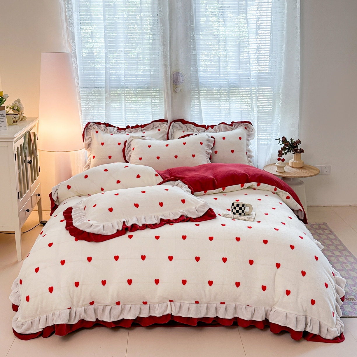 91家纺网 家纺一手货源 找家纺 安哆啦家纺 2025新款小清新双层花边款高克重牛奶绒四件套 爱心-红