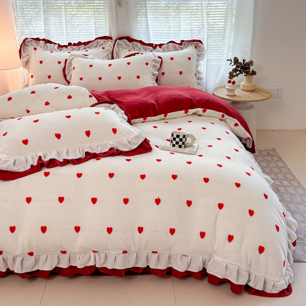 91家纺网 家纺一手货源 找家纺 安哆啦家纺 2025新款小清新双层花边款高克重牛奶绒四件套 爱心-红