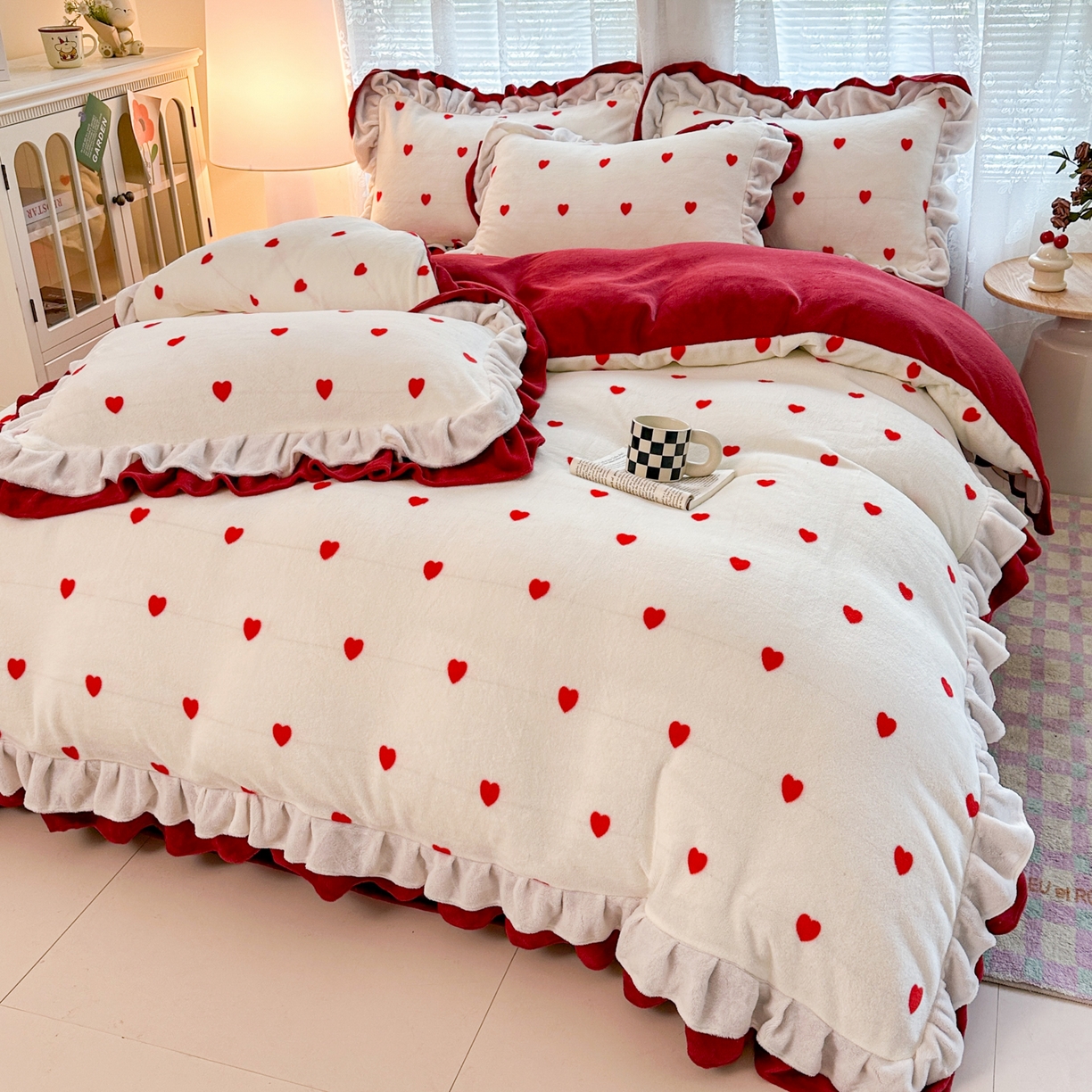 91家纺网 家纺一手货源 找家纺 安哆啦家纺 2025新款小清新双层花边款高克重牛奶绒四件套 爱心-红
