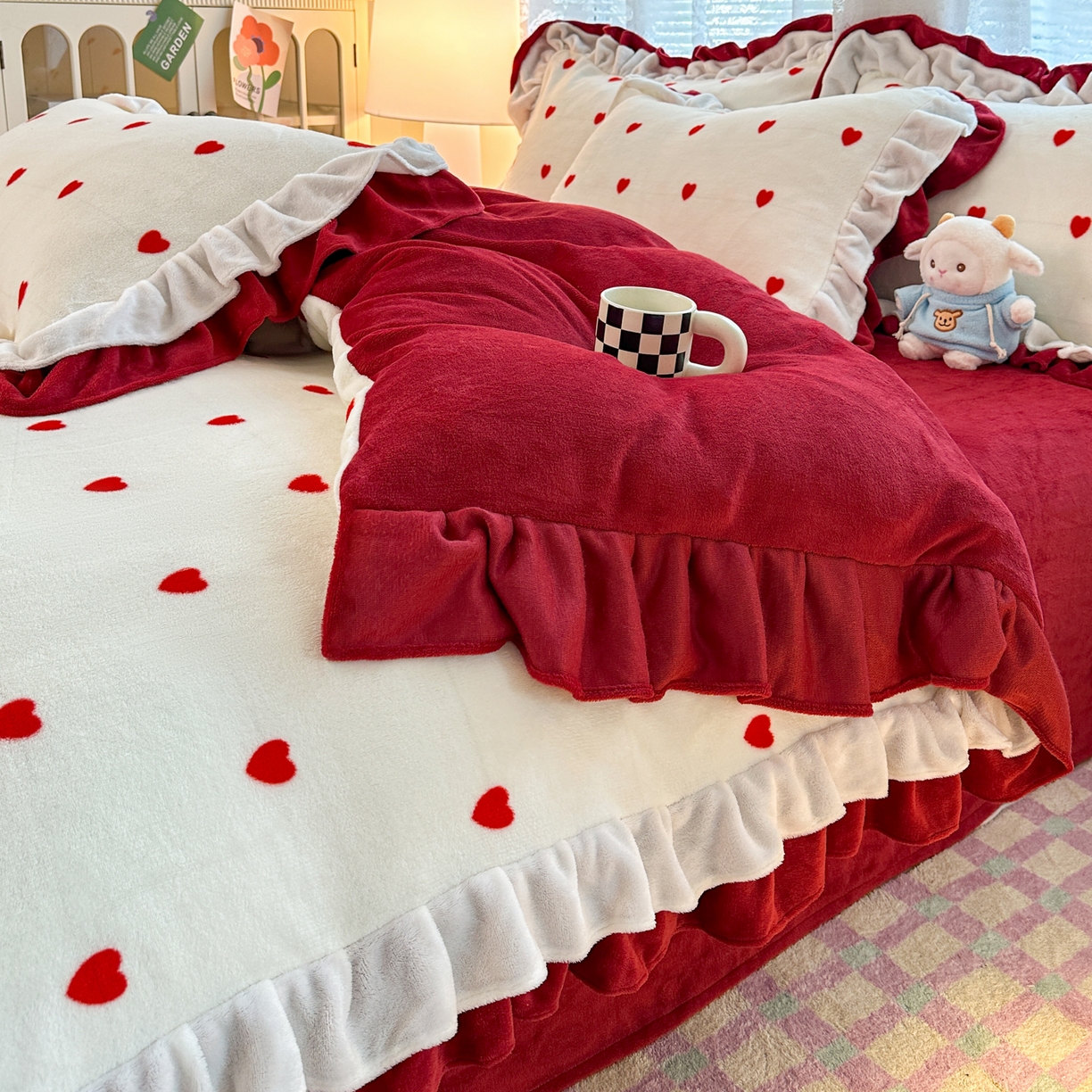 91家纺网 家纺一手货源 找家纺 安哆啦家纺 2025新款小清新双层花边款高克重牛奶绒四件套 爱心-红