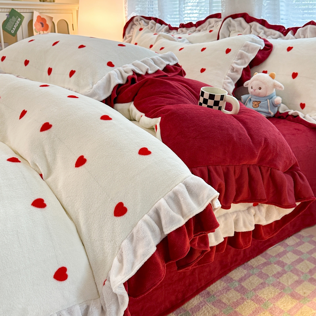 91家纺网 家纺一手货源 找家纺 安哆啦家纺 2025新款小清新双层花边款高克重牛奶绒四件套 爱心-红