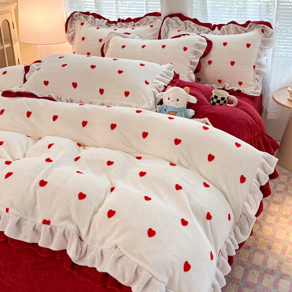 91家纺网 家纺一手货源 找家纺 安哆啦家纺 2025新款小清新双层花边款高克重牛奶绒四件套 爱心-红