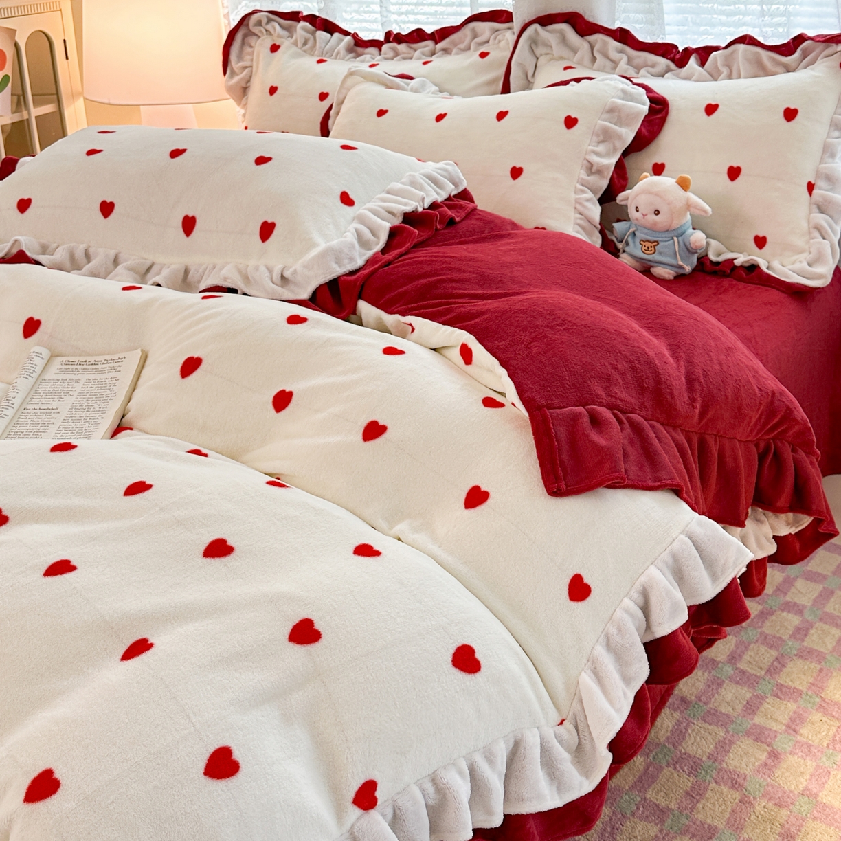 91家纺网 家纺一手货源 找家纺 安哆啦家纺 2025新款小清新双层花边款高克重牛奶绒四件套 爱心-红