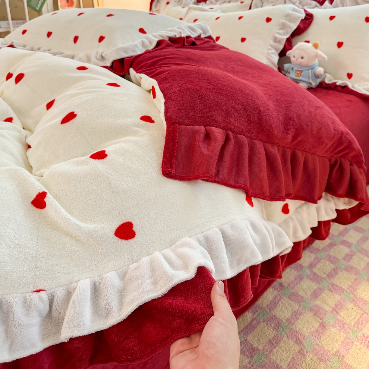 91家纺网 家纺一手货源 找家纺 安哆啦家纺 2025新款小清新双层花边款高克重牛奶绒四件套 爱心-红