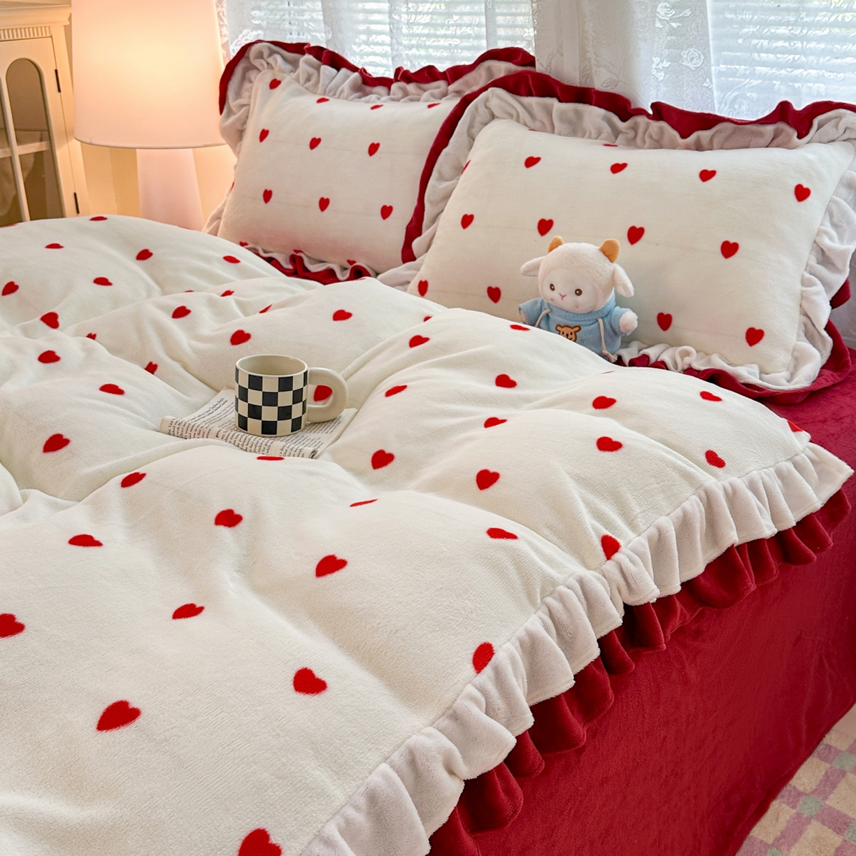 91家纺网 家纺一手货源 找家纺 安哆啦家纺 2025新款小清新双层花边款高克重牛奶绒四件套 爱心-红