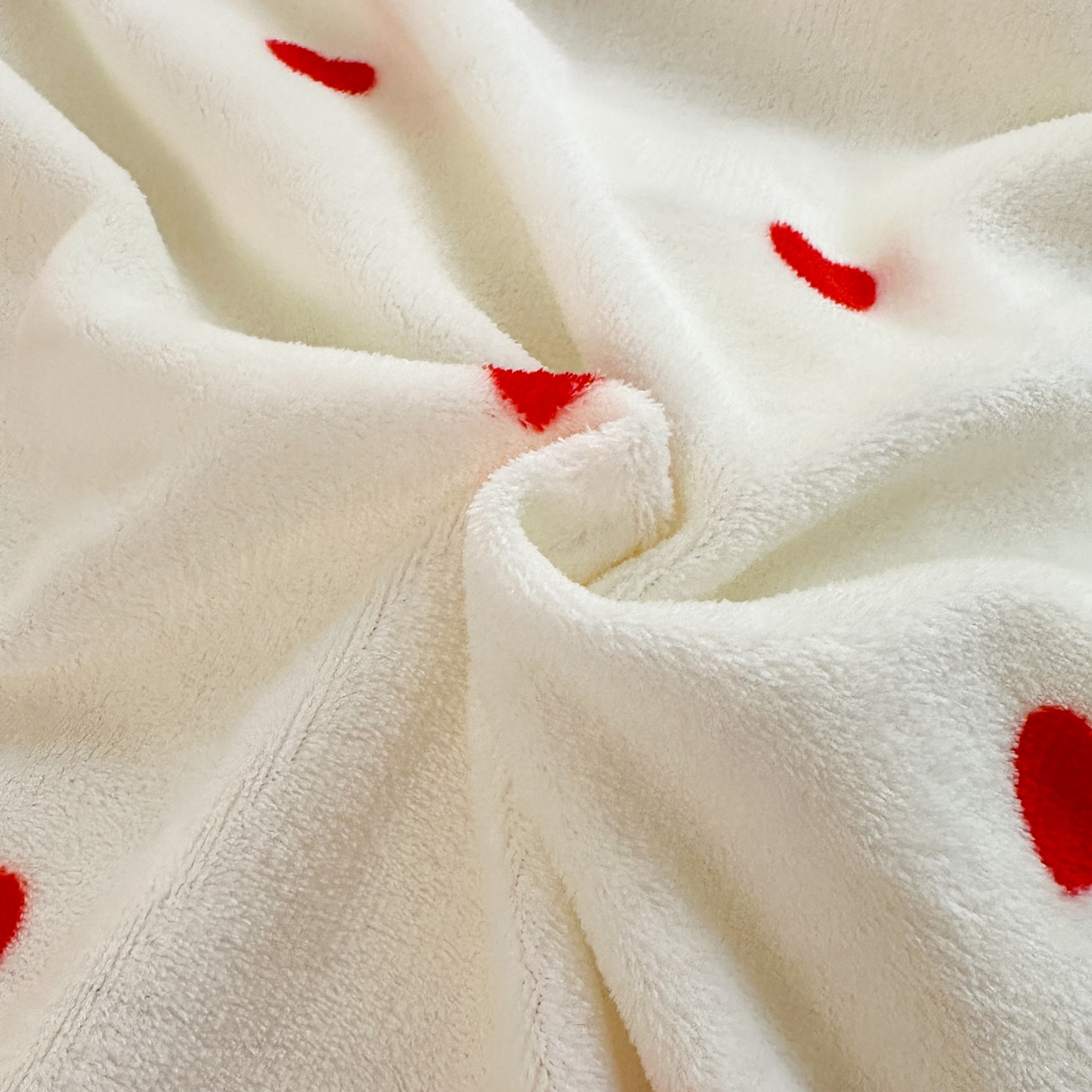 91家纺网 家纺一手货源 找家纺 安哆啦家纺 2025新款小清新双层花边款高克重牛奶绒四件套 爱心-红