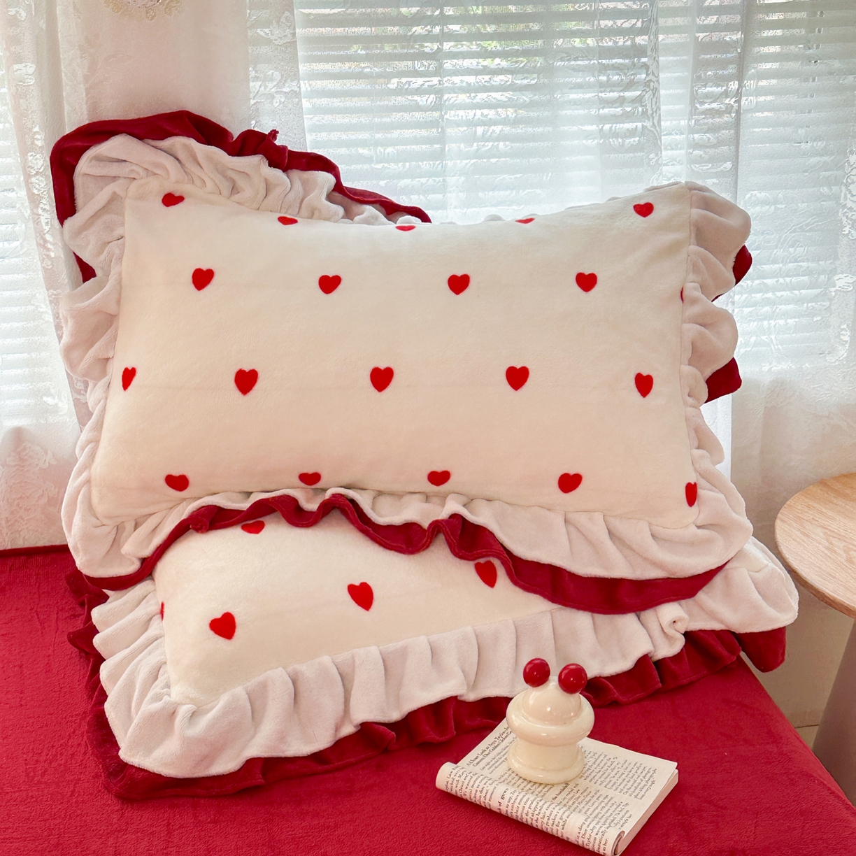 91家纺网 家纺一手货源 找家纺 安哆啦家纺 2025新款小清新双层花边款高克重牛奶绒四件套 爱心-红