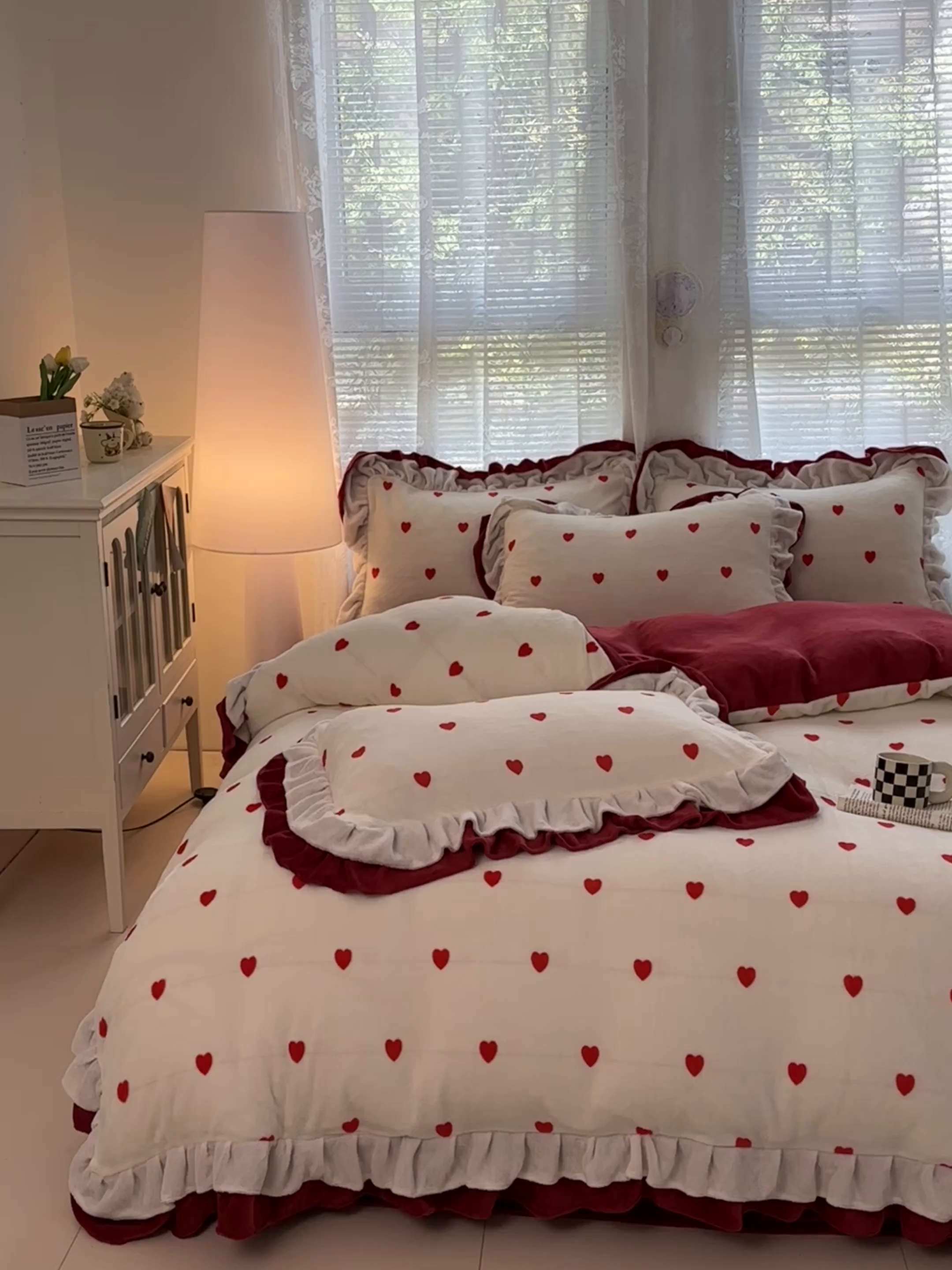 91家纺网 家纺一手货源 找家纺 安哆啦家纺 2025新款小清新双层花边款高克重牛奶绒四件套 爱心-红