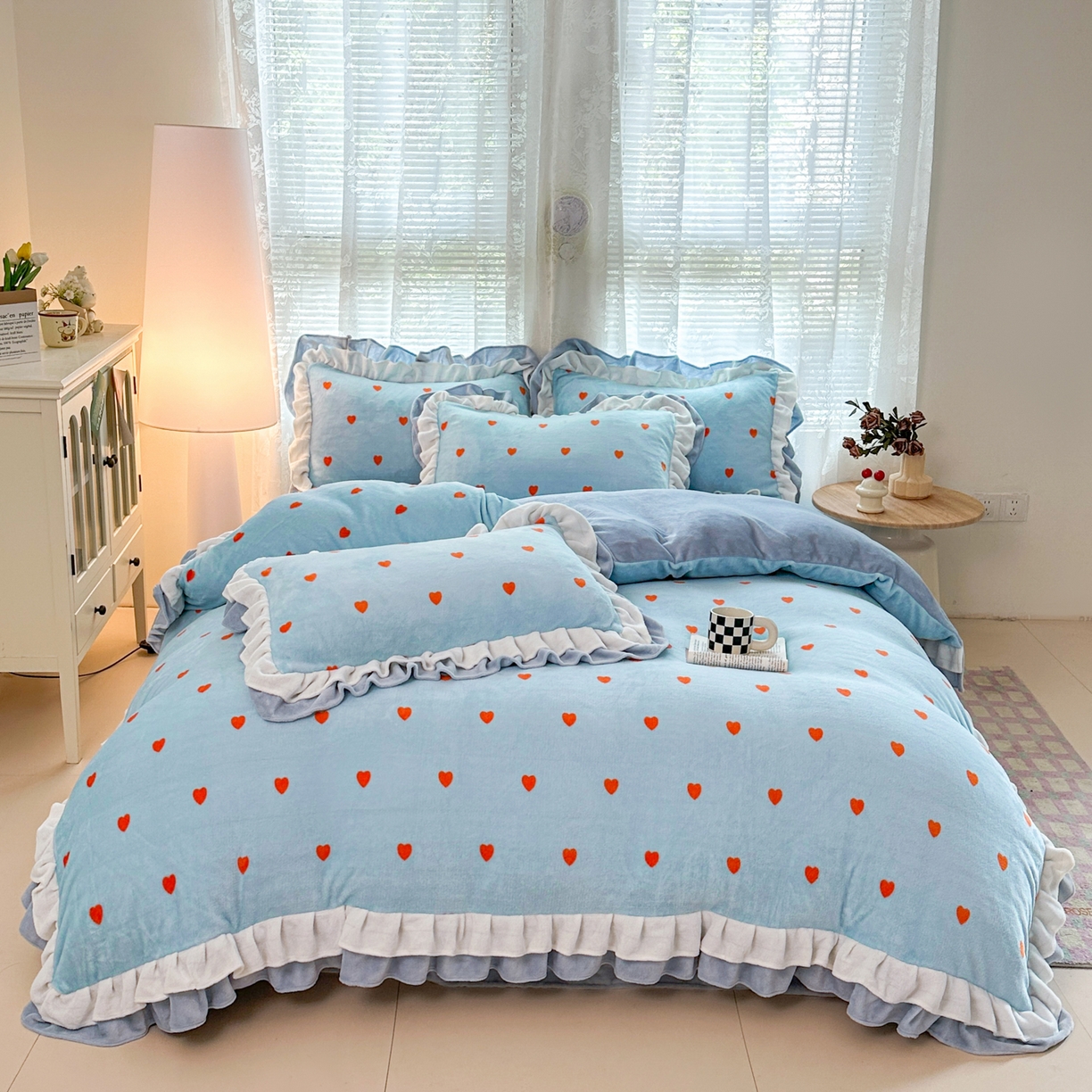 91家纺网 家纺一手货源 找家纺 安哆啦家纺 2025新款小清新双层花边款高克重牛奶绒四件套 爱心-蓝