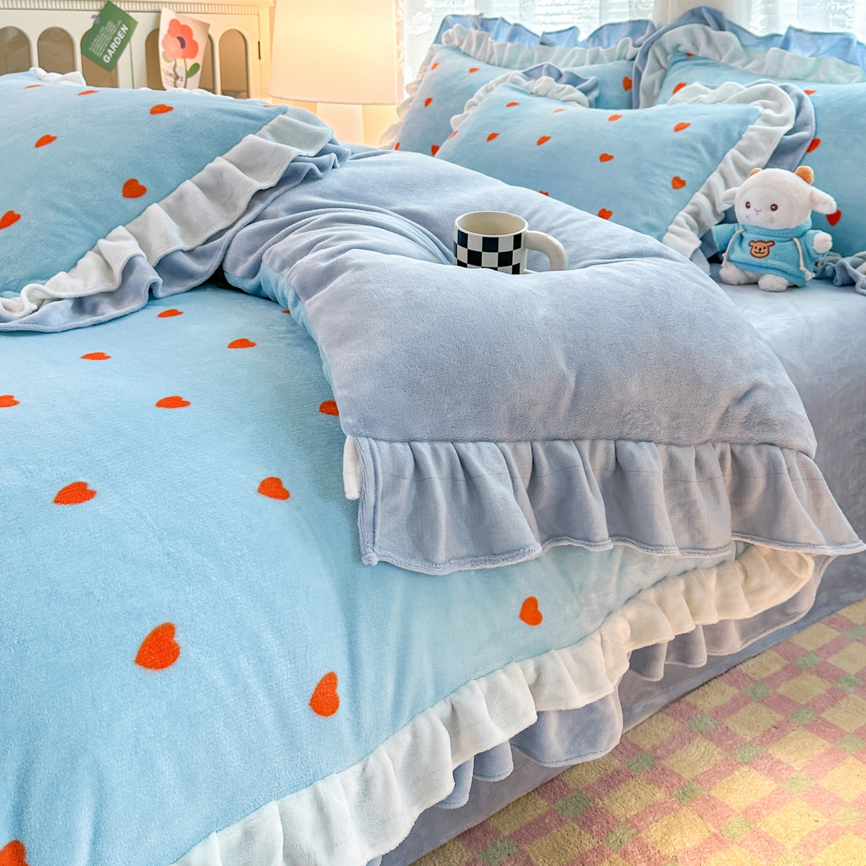 91家纺网 家纺一手货源 找家纺 安哆啦家纺 2025新款小清新双层花边款高克重牛奶绒四件套 爱心-蓝