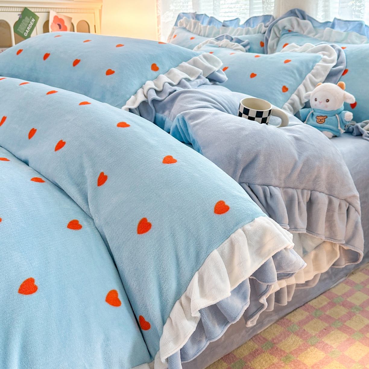 91家纺网 家纺一手货源 找家纺 安哆啦家纺 2025新款小清新双层花边款高克重牛奶绒四件套 爱心-蓝