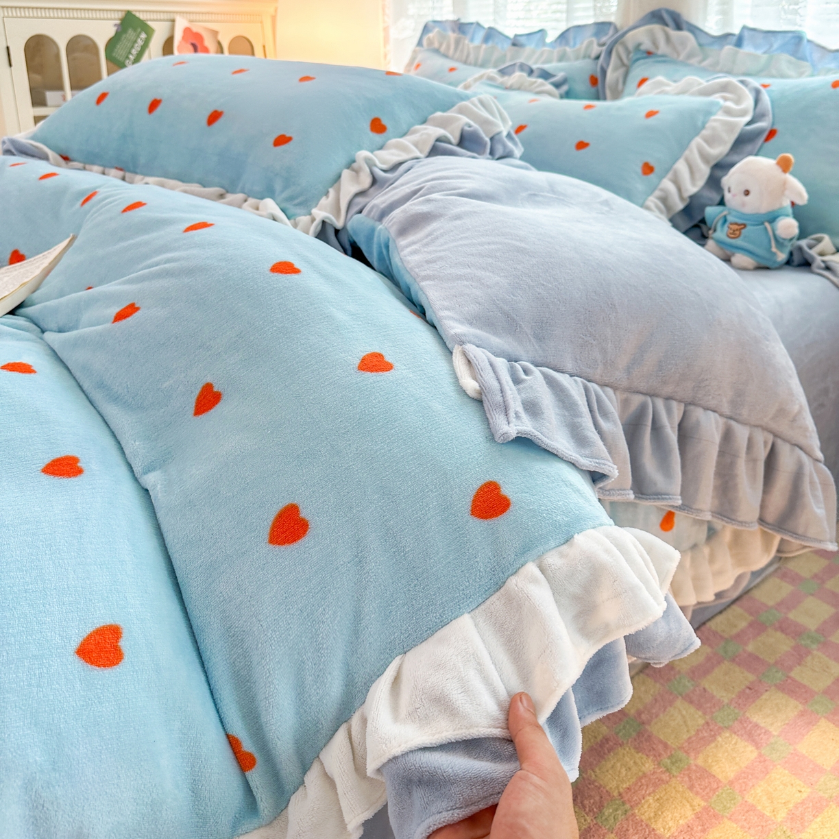 91家纺网 家纺一手货源 找家纺 安哆啦家纺 2025新款小清新双层花边款高克重牛奶绒四件套 爱心-蓝