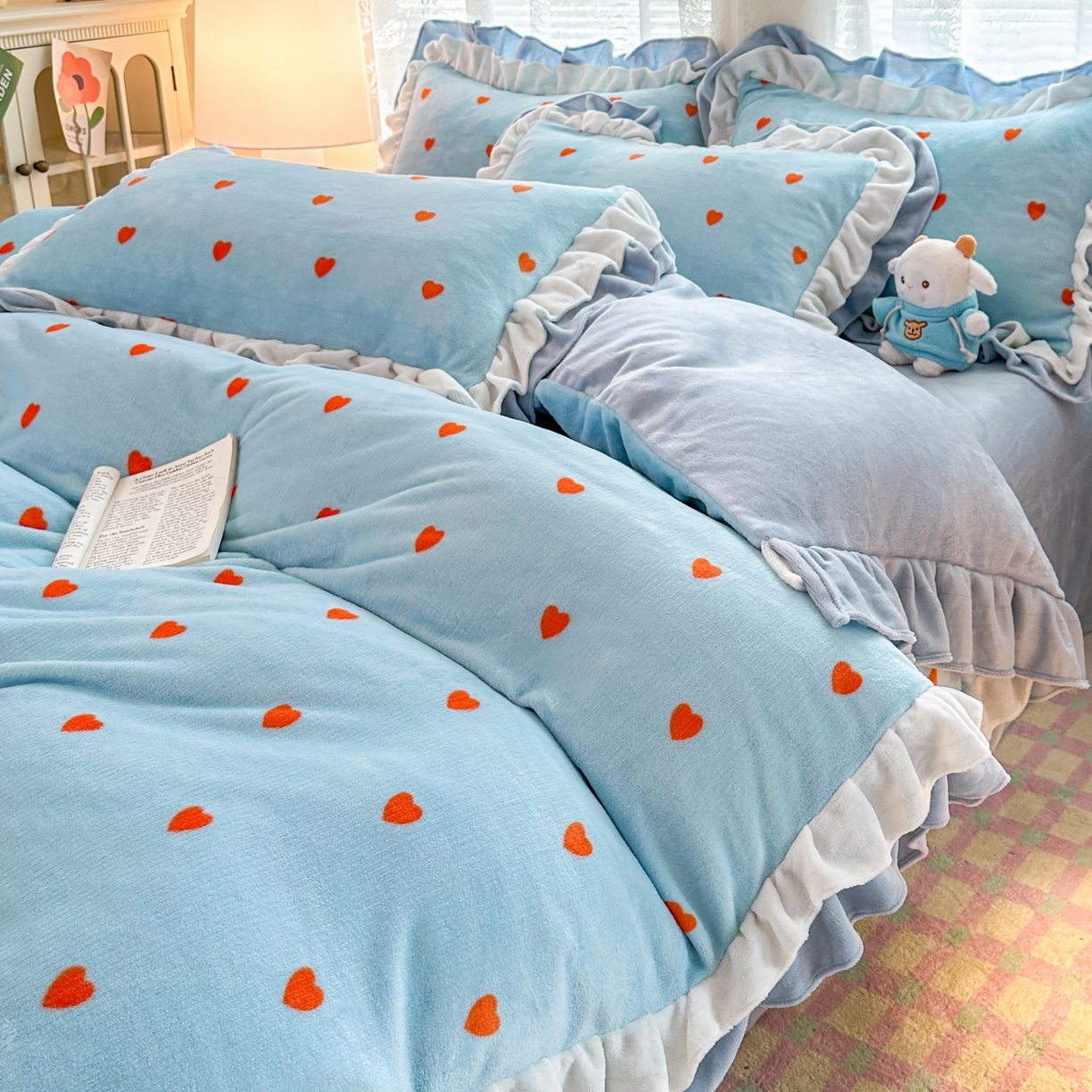 91家纺网 家纺一手货源 找家纺 安哆啦家纺 2025新款小清新双层花边款高克重牛奶绒四件套 爱心-蓝