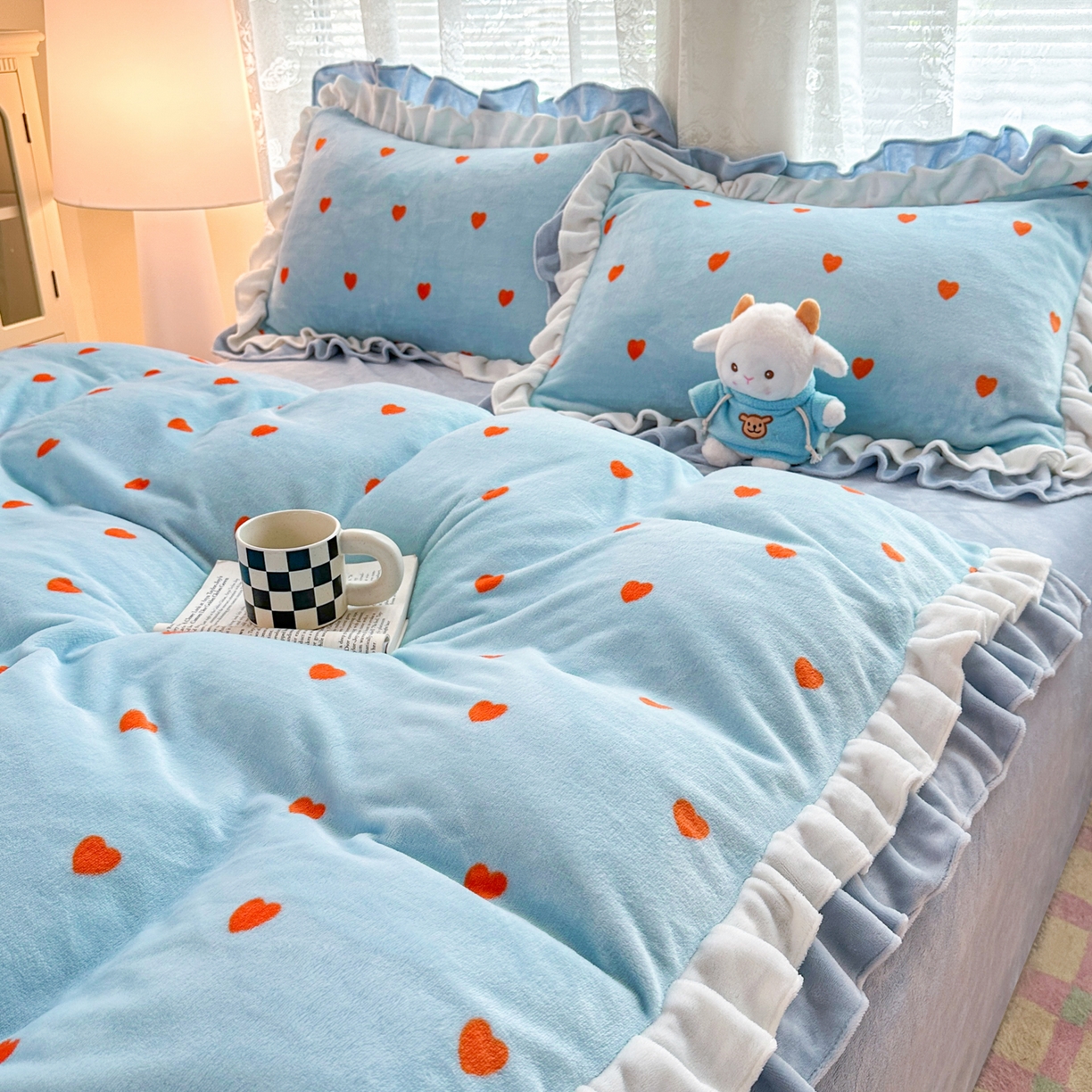 91家纺网 家纺一手货源 找家纺 安哆啦家纺 2025新款小清新双层花边款高克重牛奶绒四件套 爱心-蓝