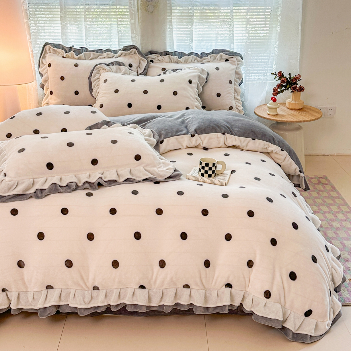 91家纺网 家纺一手货源 找家纺 安哆啦家纺 2025新款小清新双层花边款高克重牛奶绒四件套 波点