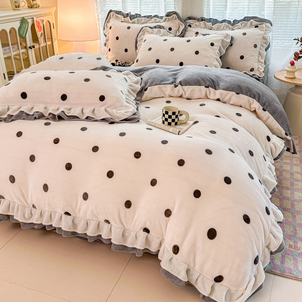 91家纺网 家纺一手货源 找家纺 安哆啦家纺 2025新款小清新双层花边款高克重牛奶绒四件套 波点