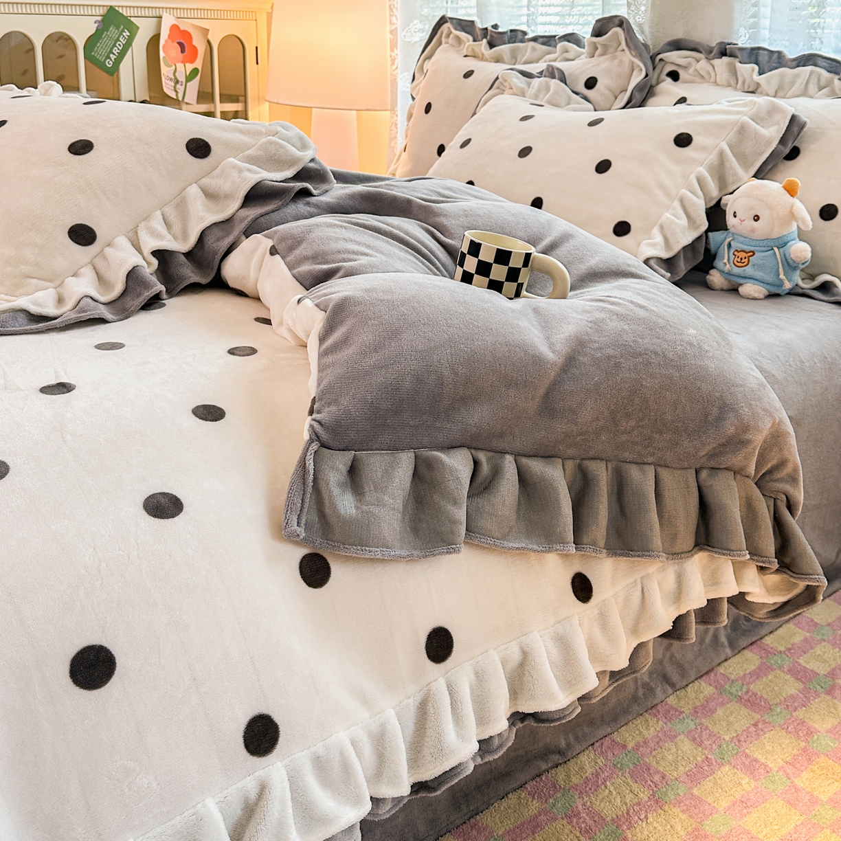 91家纺网 家纺一手货源 找家纺 安哆啦家纺 2025新款小清新双层花边款高克重牛奶绒四件套 波点