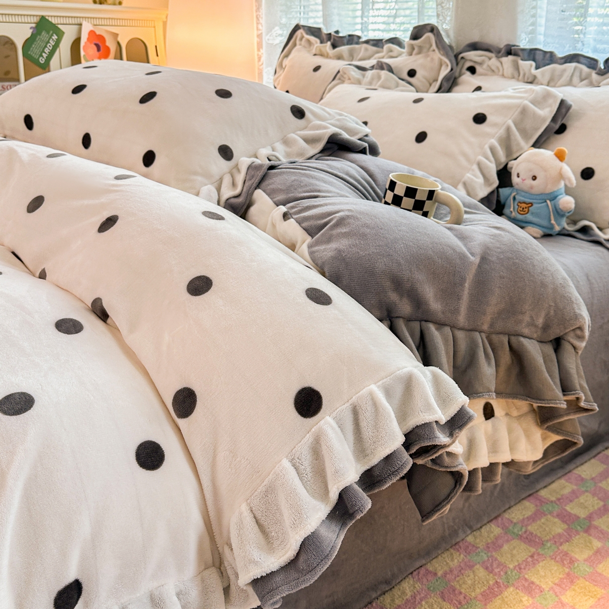 91家纺网 家纺一手货源 找家纺 安哆啦家纺 2025新款小清新双层花边款高克重牛奶绒四件套 波点