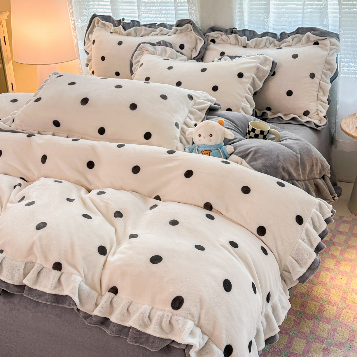 91家纺网 家纺一手货源 找家纺 安哆啦家纺 2025新款小清新双层花边款高克重牛奶绒四件套 波点