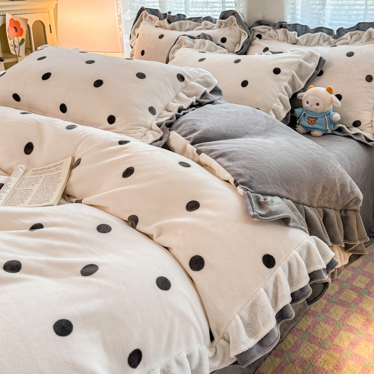 91家纺网 家纺一手货源 找家纺 安哆啦家纺 2025新款小清新双层花边款高克重牛奶绒四件套 波点