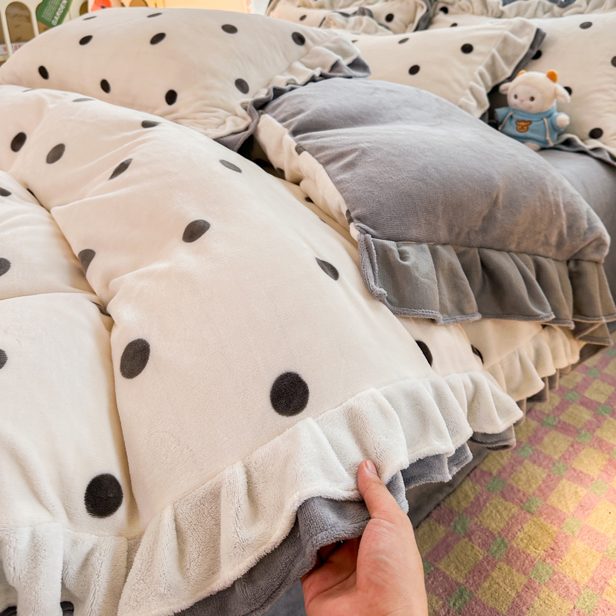 91家纺网 家纺一手货源 找家纺 安哆啦家纺 2025新款小清新双层花边款高克重牛奶绒四件套 波点