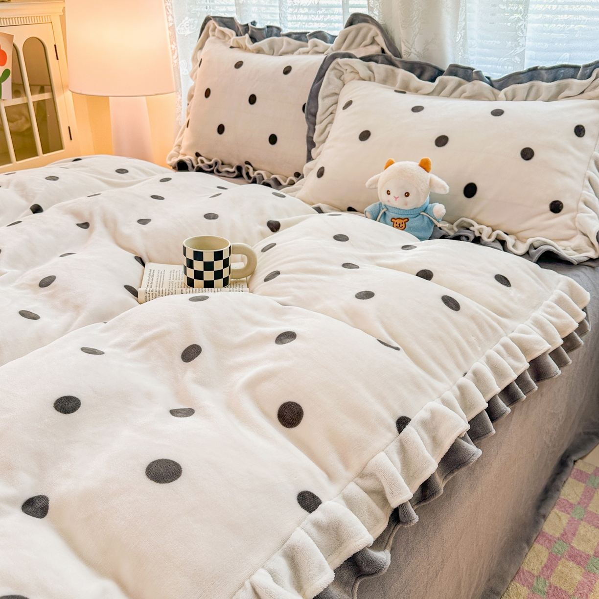 91家纺网 家纺一手货源 找家纺 安哆啦家纺 2025新款小清新双层花边款高克重牛奶绒四件套 波点